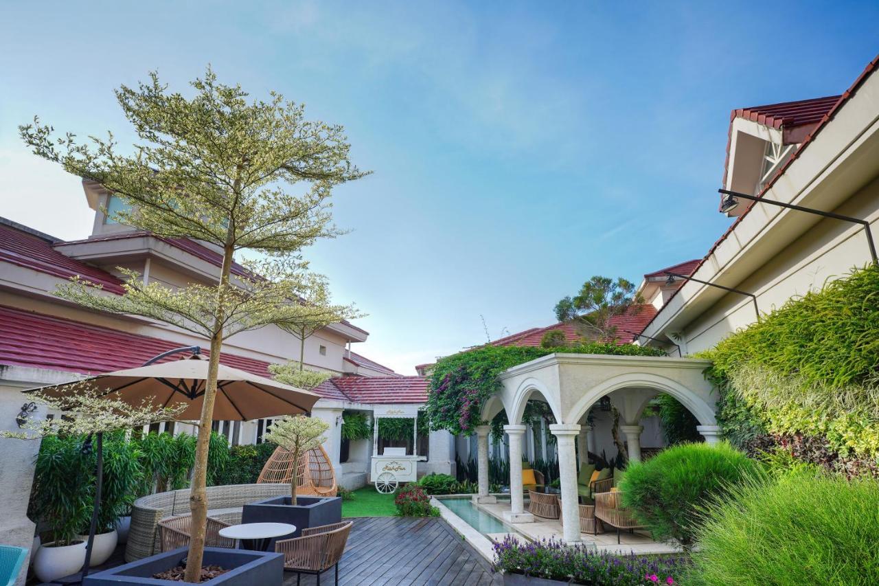 Hualien Farglory Hotel Yanliau Buitenkant foto The courtyard of the hotel