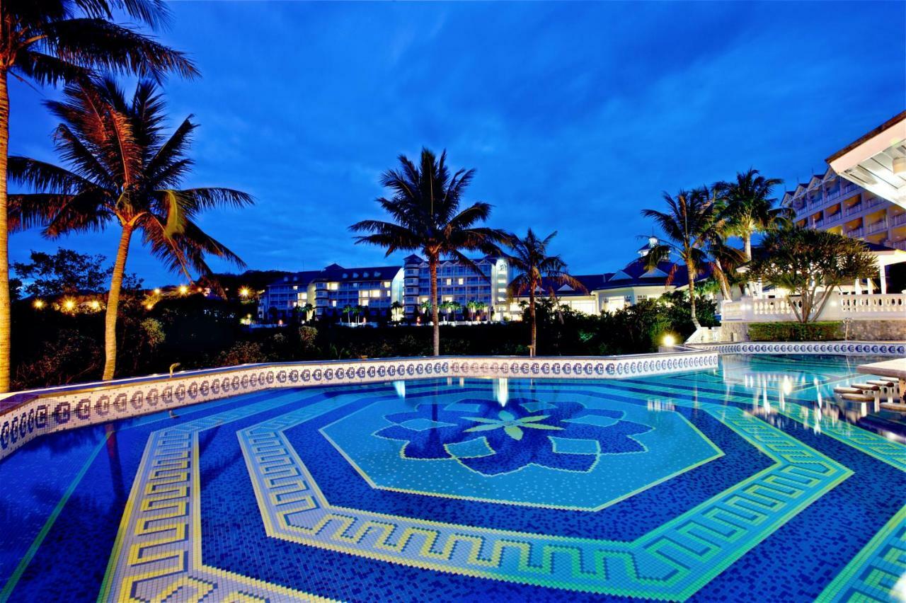 Hualien Farglory Hotel Yanliau Buitenkant foto The pool at the Royal Garden Villas